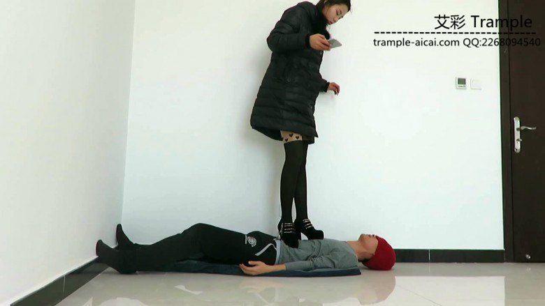 甜美媛媛女主高跟全体重践踏贱狗身体下体！