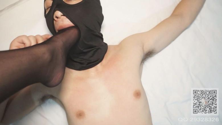 美诺女主在卫生间对贱奴的踩踏喂食