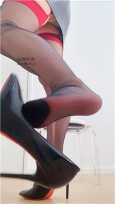 【伊柔】遛狗小皮鞭伺候    250219-31