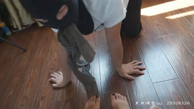 佳佳学生主裸足口水羞辱贱奴