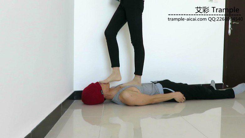 跪舔00后天使短丝玉足！贱狗被坐肚子践踏！