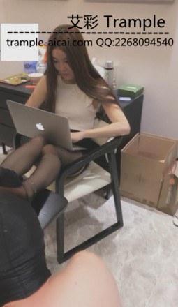 vivi女上司调教脚奴