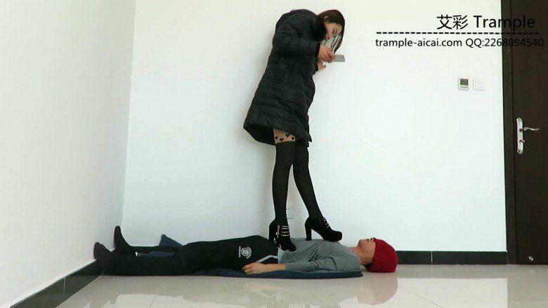 甜美媛媛女主高跟全体重践踏贱狗身体下体！