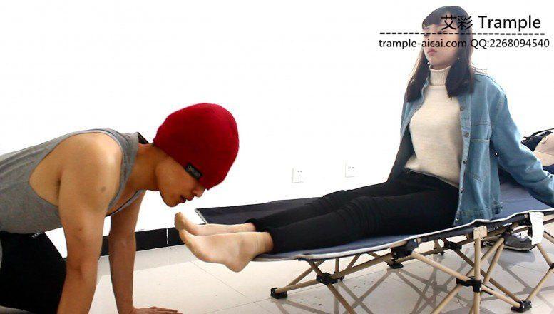 跪舔00后天使女主短肉丝！