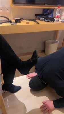 【喵主】长靴高跟踩狗爪/狗链遛狗/舔脏鞋棉袜