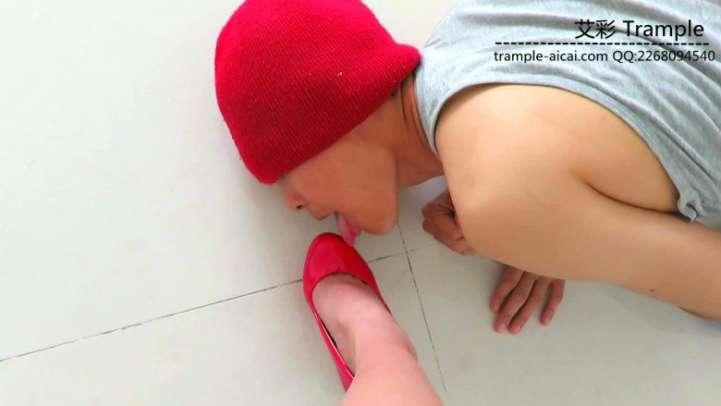 00后天使回家高跟诱惑贱狗跪舔！