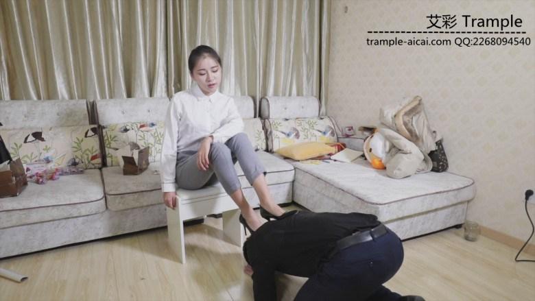 希雨脚耳光调教同事 希雨脚耳光调教同事