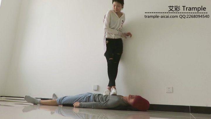 瑶主白色球鞋羞辱贱狗，踩踏贱狗！