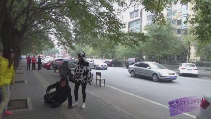 【品丝阁】女主晨练小区遛狗