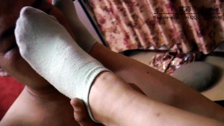 黑冰调教奴脱靴闻臭白袜