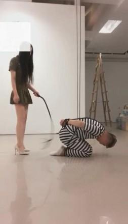 【VIVI】女警调教两囚犯