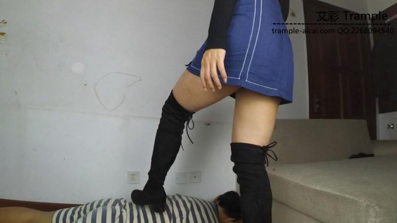 妹子短裙长靴坐脸踩踏
