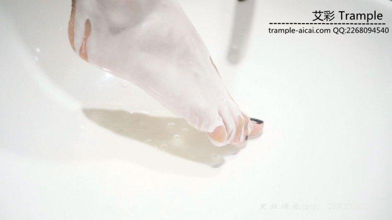 学生女主佳佳踩过的水果和脚尖上的酸奶