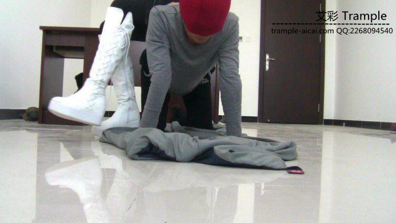 00后天使女主白长靴骑坐贱狗，膝盖跪压贱狗身体！