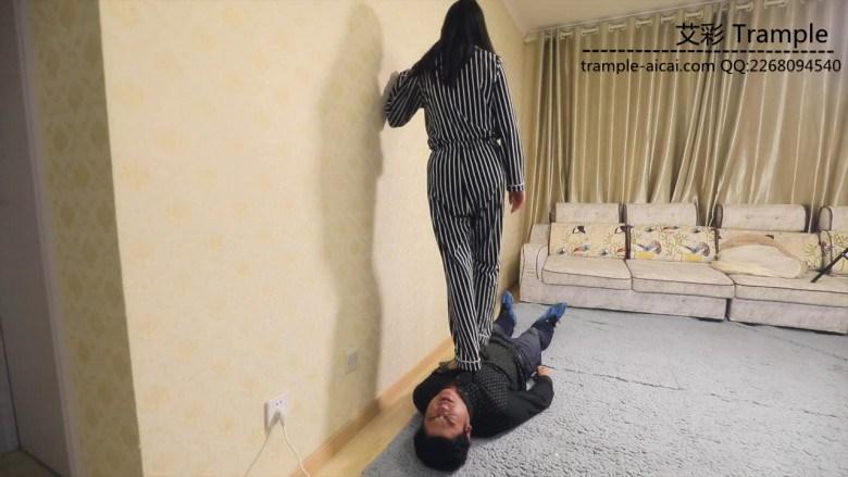 凶狠暴力高跟踩踏