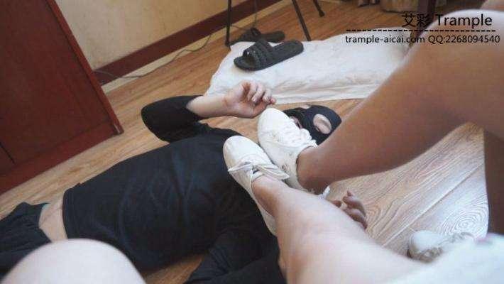 舔两位大一美女学生的原味帆布鞋