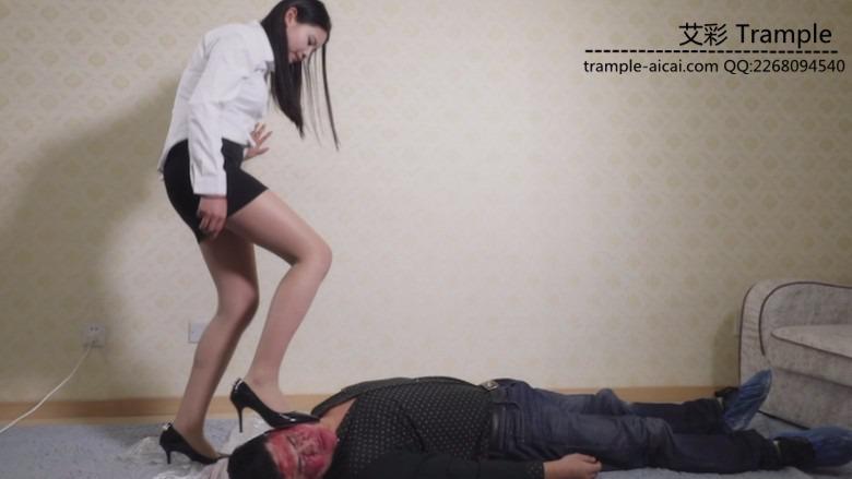 ：洛芸疯狂跺脸