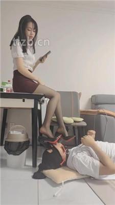 【丫丫】高跟黑丝踩踏/挑战插嘴/嘴叼高跟/口水吐脸