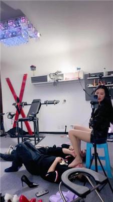 【尤金女皇】抽耳光/藤条鞭打/踩踏/虐乳舔臭脚