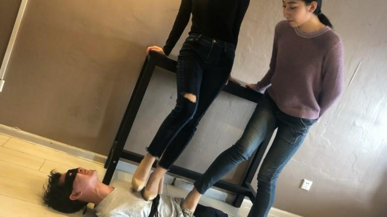 舞蹈系少女虐踩小奶狗