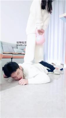 【南月女神】白袜踩踏-阳台下跪伺候 JS250218-1