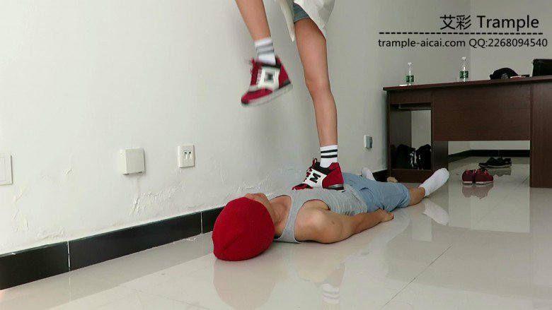 00后天使女主坐肚子，踩下体蹦跳踩全身！