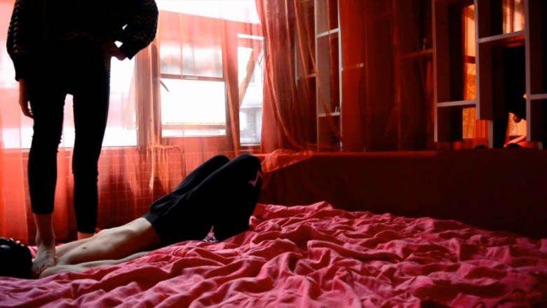 『奴隶岛』—萱萱运动鞋踢踹惩罚按腿奴