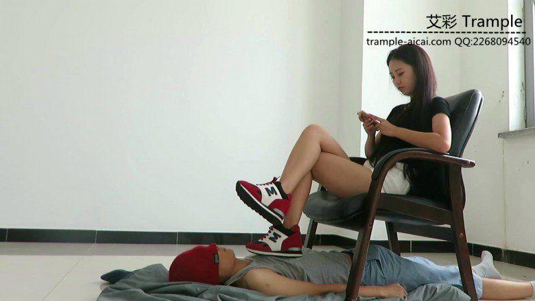 超漂亮女老师天依女主裸足运动鞋换鞋踩贱狗身体下体！