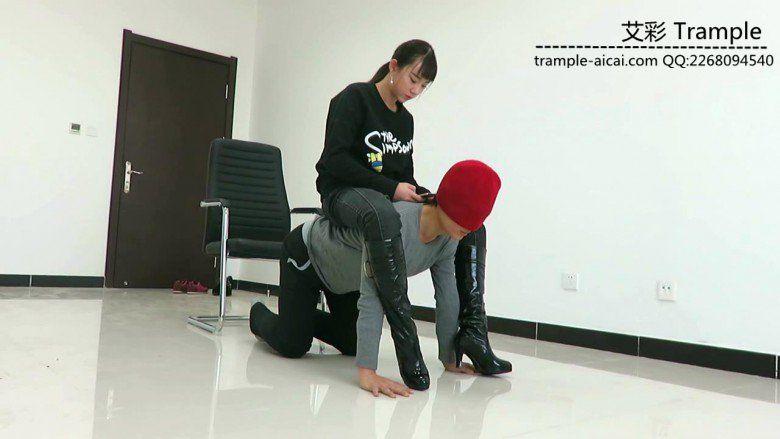 00后天使女主长靴骑乘贱狗散步,全体重踩踏踩下体! 00后天使女主长靴骑乘贱狗散步,全体重踩踏踩下体!