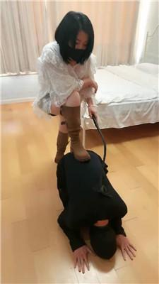 【伊潼】双奴-奴下奴-长靴踩踏/抽耳光/舔脏鞋臭脚 JS250120-40