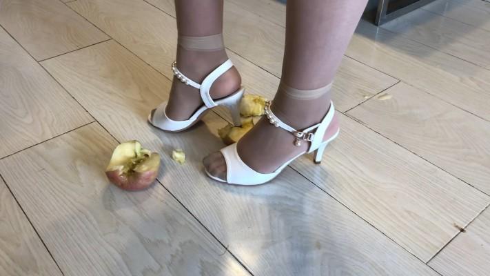 【蛋碎娇娃】美女惩治恶癖邻居 YC-230301