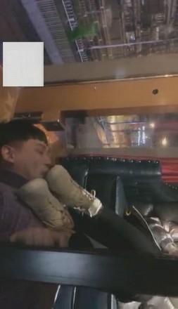 【VIVI】酒吧臭棉袜跺死贱狗