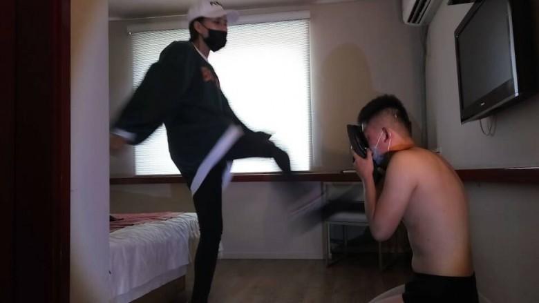 《皮靴踢脸稀有暴力》