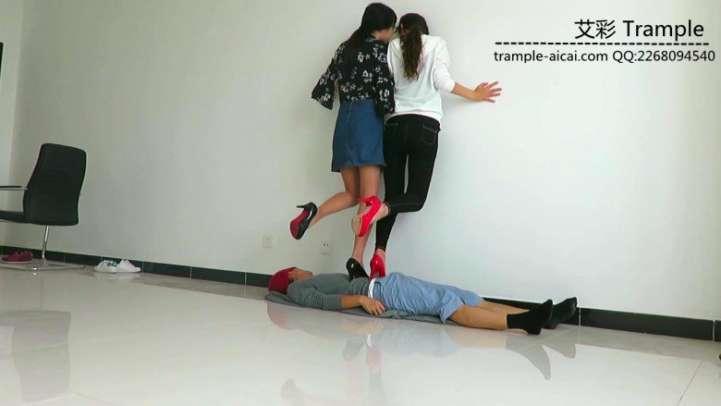 瑶主与闺蜜高跟鞋靴全力践踏脚下贱狗！
