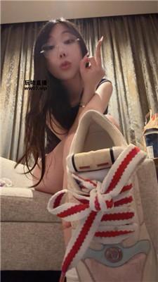 【缈缈】被老师抓到楼道闻鞋    250410-13