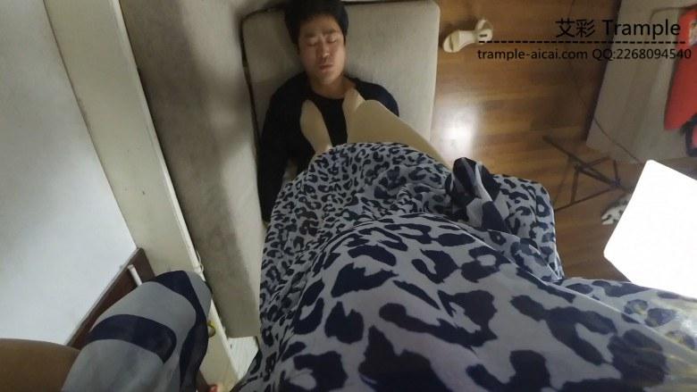 网上买的“光腿神器”打底裤袜踩踏