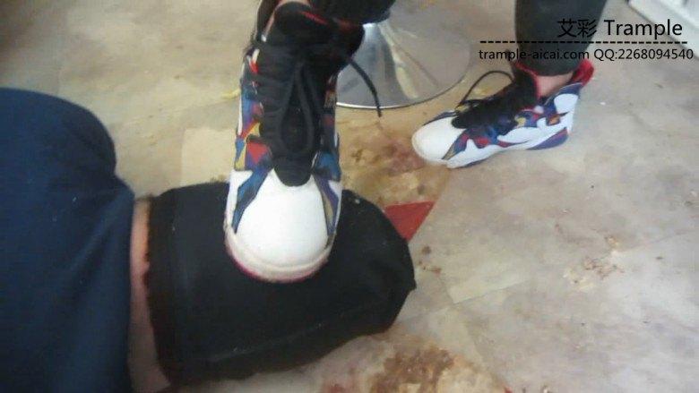 篮球长腿美女aj脏篮球鞋踩踏喂食语言羞辱 篮球长腿美女aj脏篮球鞋踩踏喂食语言羞辱