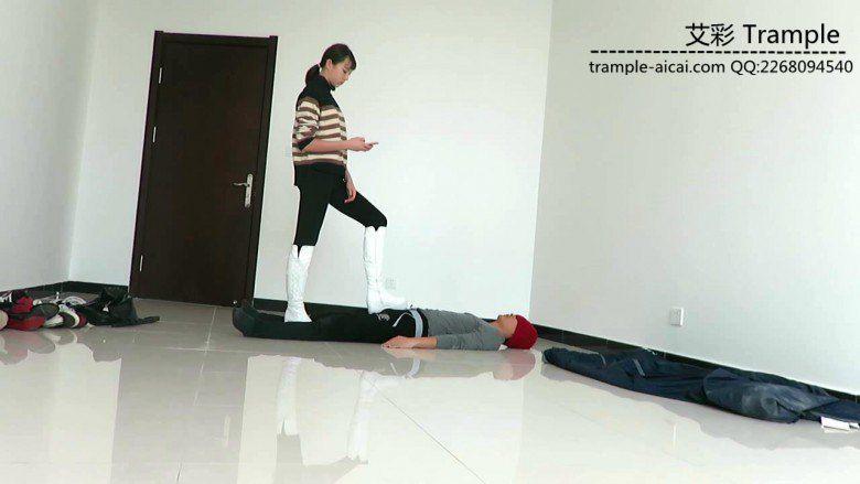 00后女主白长靴骑乘贱狗散步，强迫贱狗钻跨取乐！