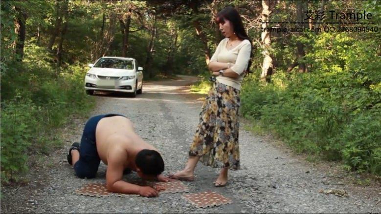 冷天使野外踩踏