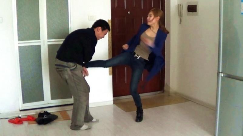 黑冰女神 皮靴黑棉袜 踹爆内脏踩断肋骨