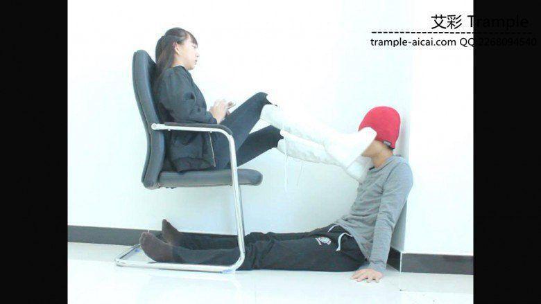 00后天使女主白色长靴打贱狗脸，舔靴底，踩下体各种羞辱！