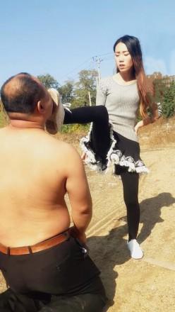 “超级羞辱”傲柔s户外脏鞋踩踏喂食脏食物 “超级羞辱”傲柔s户外脏鞋踩踏喂食脏食物