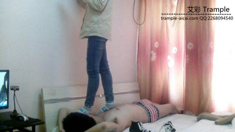 俩位女生棉袜脚下的真实暴力