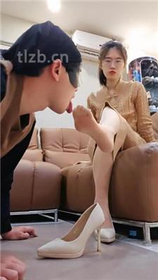 【嘉妮】揪耳朵/闻舔高跟肉丝美腿/伺候沐足【双视角版】