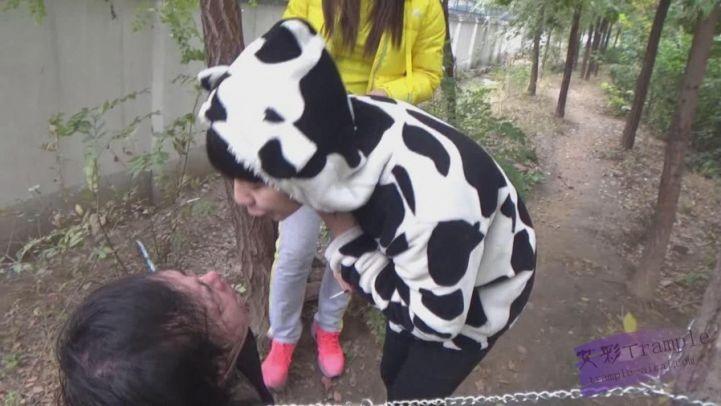 【品丝阁】女主晨练小区遛狗