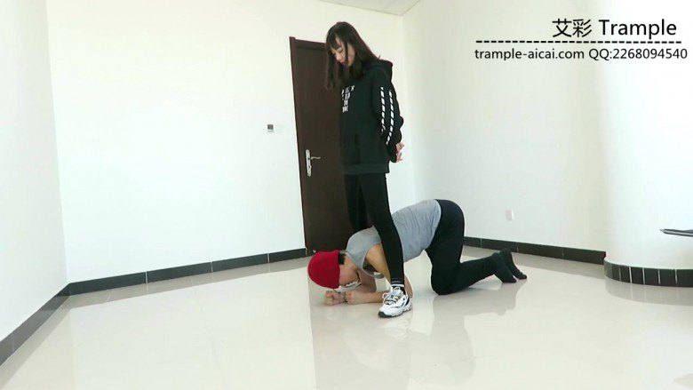 00后天使女主踢裆钻跨暴打羞辱贱狗！