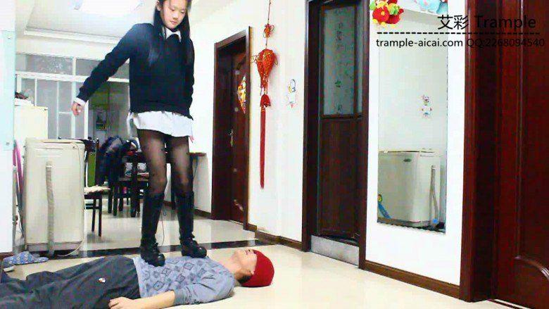 萝莉侑主制服劫逼迫其舔鞋践踏全身长靴遛狗羞辱！