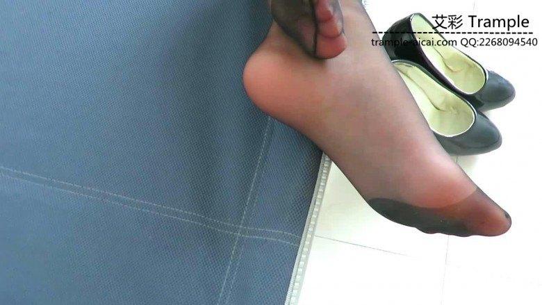 跪舔00后女主熟睡中的黑丝高跟对高跟膜拜！