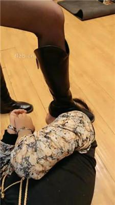 【诗琪】长靴踩踏/捆绑重度虐打/踢踹