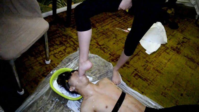 『奴隶岛』—萱萱牛奶舌浴、含牛奶插嘴深喉